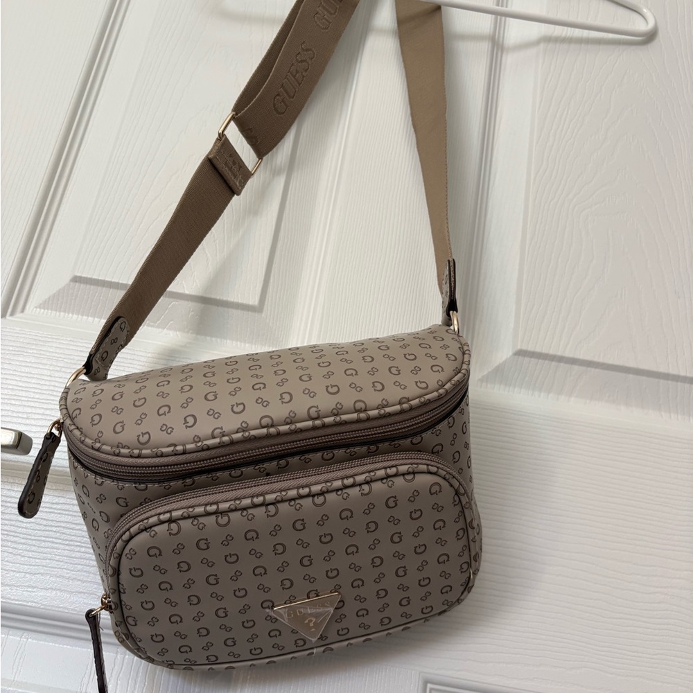 NWT Guess Taupe Logo Crossbody Bag - Picture 2 of 5